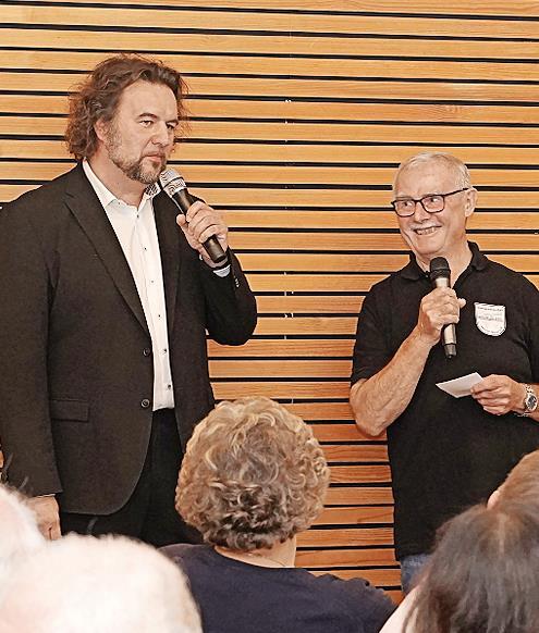 Götz Frittrang (links) mit Ehrenvorsitzendem Peter Giehl, welcher gewohnt humorvoll den Abend moderierte. Götz Frittrang (links) mit Ehrenvorsitzendem Peter Giehl, welcher gewohnt humorvoll den Abend moderierte.