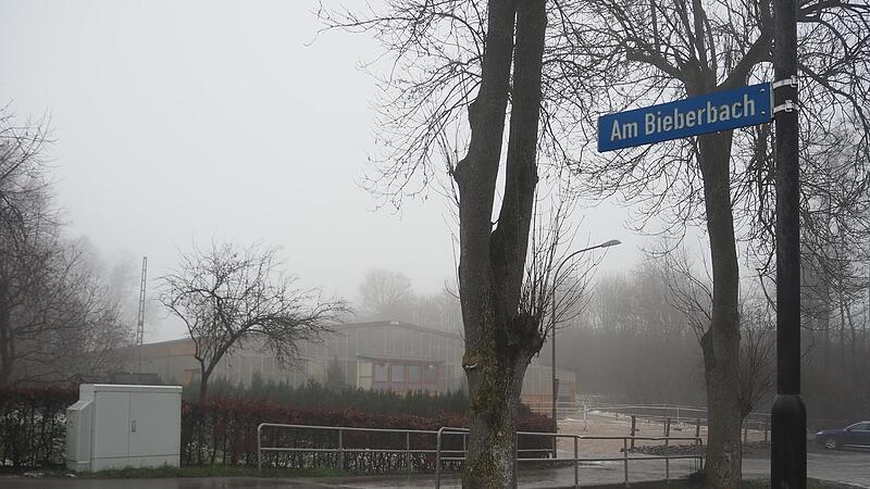 Der Biberbach fließt auf einer Strecke von 40 Metern unterhalb und  flussaufwärts der Brücke beim Reitverein im Ortsteil Bieberbach durch ein Rohr. 2024 soll er wieder freigelegt werden.