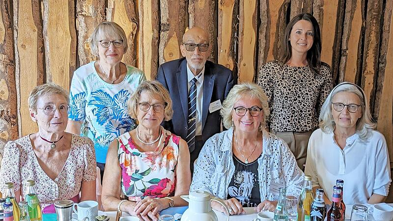 Den Tagungsvorstand bildeten (vorn von links) Beate Schießl-Sedlmeier (Frauenbetreuerin im Landesvorstand), Maria Bördlein (Frauenbetreuerin im Bezirksvorstand), Lorette Weiß (Frauenbetreuerin KV Bad Kissingen) und Michaela Metz (Kreisgeschäftsfüh...