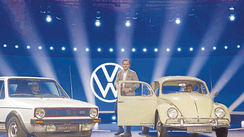 VW-Markenchef Thomas Sch&auml;fer mit zwei VW-Klassikern. Doch bei dem Wolfsburger Konzern fallen nun mehr als 35.000 Arbeitspl&auml;tze weg.