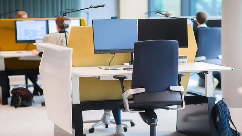 Leerer Schreibtisch in einem Großraumbüro