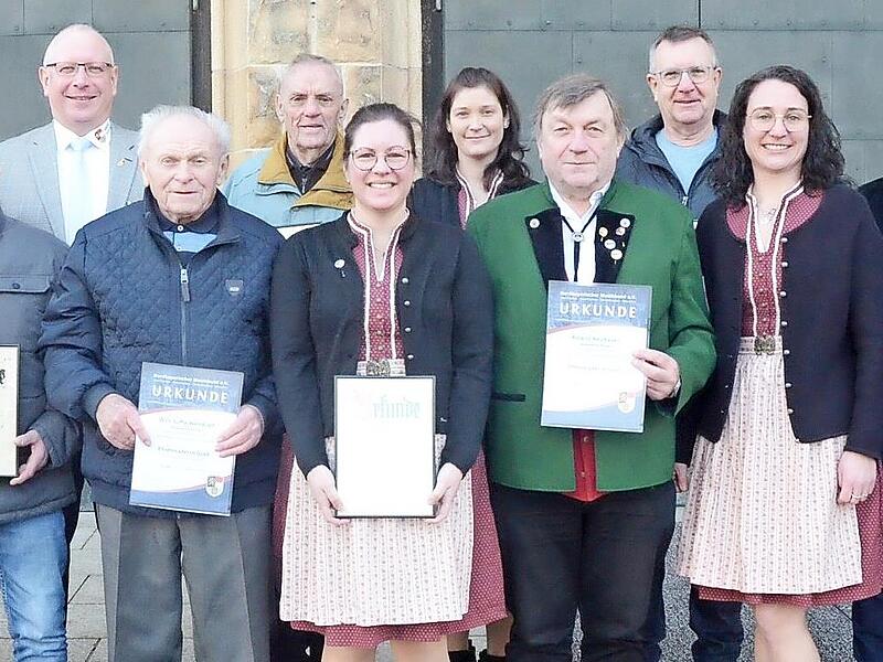 Hohe Ehrungen f&uuml;r verdiente Musiker beim Musikverein Pressig. Willi Suffa-Wei&szlig;kopf (vorne, 3.v.l., 65 Jahre Musikant), Roland Neubauer (5.v.r., 50 Jahre Musikant). Mit im Bild der Kreisvorsitzende des NBMB, Alexander Klug (4.v.l.) und Ehrenkreisvo...
