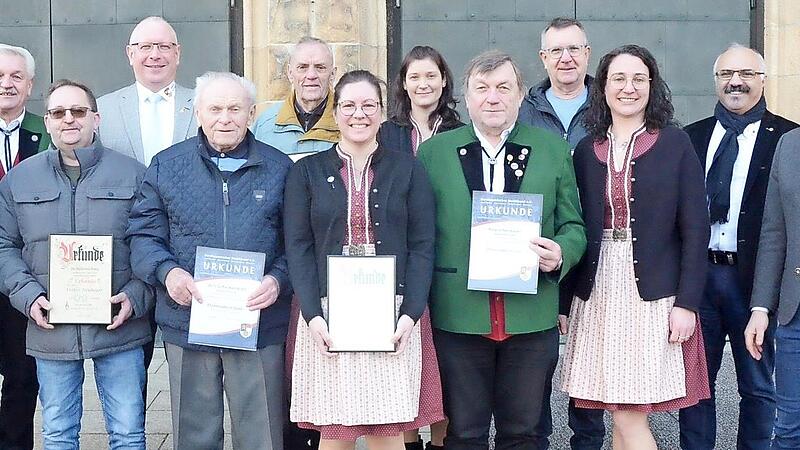 Hohe Ehrungen für verdiente Musiker beim Musikverein Pressig. Willi Suffa-Weißkopf (vorne, 3.v.l., 65 Jahre Musikant), Roland Neubauer (5.v.r., 50 Jahre Musikant). Mit im Bild der Kreisvorsitzende des NBMB, Alexander Klug (4.v.l.) und Ehrenkreisvo... Hohe Ehrungen für verdiente Musiker beim Musikverein Pressig. Willi Suffa-Weißkopf (vorne, 3.v.l., 65 Jahre Musikant), Roland Neubauer (5.v.r., 50 Jahre Musikant). Mit im Bild der Kreisvorsitzende des NBMB, Alexander Klug (4.v.l.) und Ehrenkreisvo...