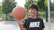 Devin Acosta spielt erst seit drei Monaten Basketball.