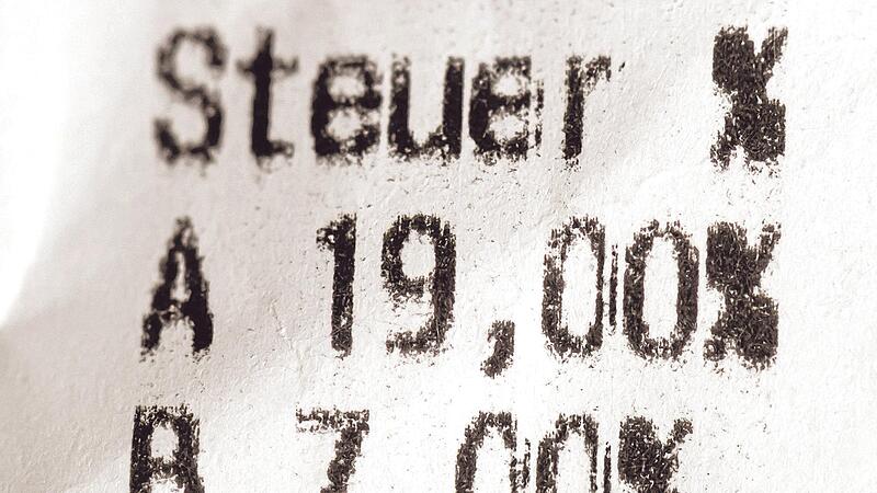 Aktuell liegt die Mehrwertsteuer für die meisten Produkte bei 19 Prozent. Aktuell liegt die Mehrwertsteuer für die meisten Produkte bei 19 Prozent.