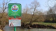 Die Warnschilder, die vor dem Verbot am Saale-Ufer aufgestellt waren, k&ouml;nnten bald ein Comeback feiern.