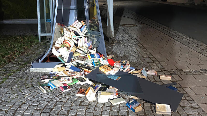 In diesem Zustand fand die Polizei Stadtsteinach den B&uuml;cherschrank in Marktleugast vor. Der Unfall muss sich zwischen Mittwoch 22 Uhr und Donnerstag 4.15 Uhr ereignet haben.