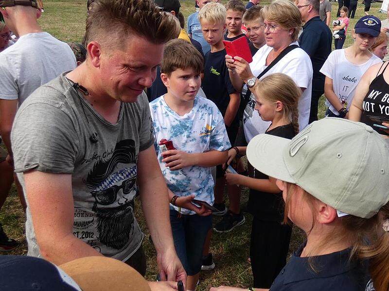 Die Dorfrocker geben das Heldentour-Abschlusskonzert beim Feuerwehr-Jugendzeltlager in Sulzbach