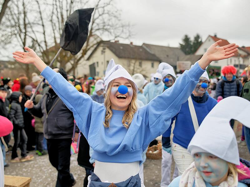 Schlumpfine pers&ouml;nlich fand sich zum Faschingsumzug in Oberhaid ein.