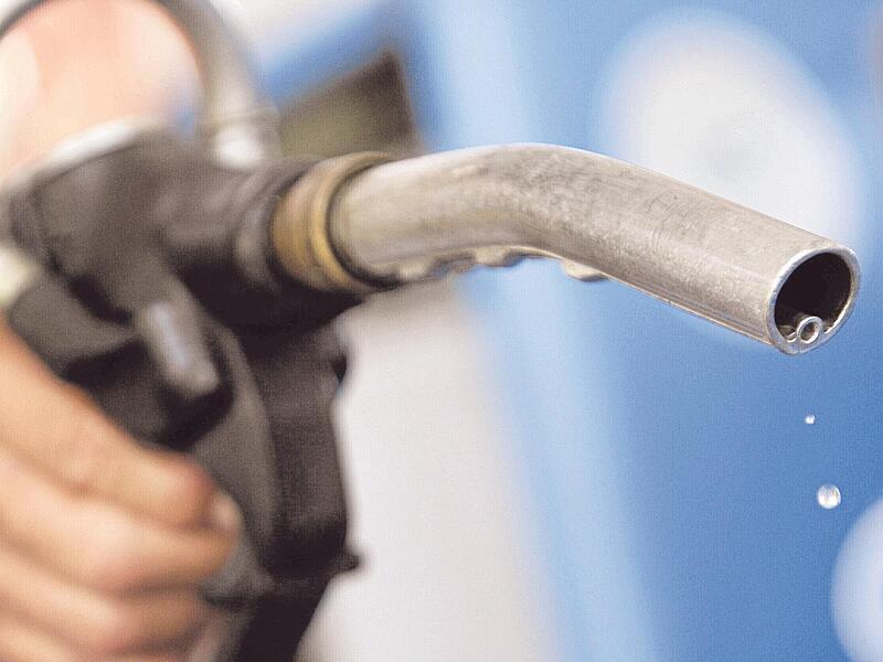 Benzin kostet den achten Tag in Folge mehr als 2 Euro. Beim Diesel liegt der Preis bereits seit fast zwei Wochen &uuml;ber dieser Marke.