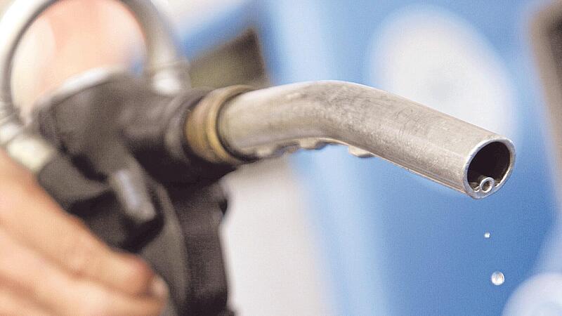 Benzin kostet den achten Tag in Folge mehr als 2 Euro. Beim Diesel liegt der Preis bereits seit fast zwei Wochen &uuml;ber dieser Marke.