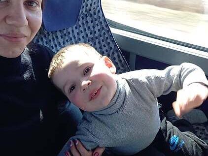 Die Fl&uuml;chtlinge sind gl&uuml;cklich, endlich im Bus zu seinEndlich um Bus. Die Gefl&uuml;chteten sind gl&uuml;cklich, Richtung Deutschland unterwegs zu sein.