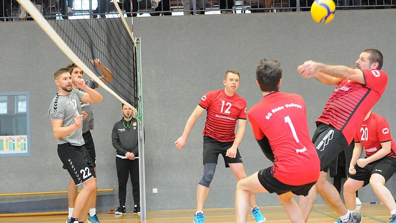 Die Spieler der VSG Rhön Volleys (in rot) mit Rene Saam (von links), Paul Link, Stefan Winkler und Matthias Schulz (verdeckt) liefern gegen Eibelstadt gerade im zweiten Satz ein spannendes Spiel, verlieren am Ende aber klar. Im zweiten Match gegen... Die Spieler der VSG Rhön Volleys (in rot) mit Rene Saam (von links), Paul Link, Stefan Winkler und Matthias Schulz (verdeckt) liefern gegen Eibelstadt gerade im zweiten Satz ein spannendes Spiel, verlieren am Ende aber klar. Im zweiten Match gegen...