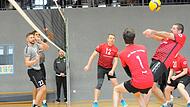Die Spieler der VSG Rh&ouml;n Volleys (in rot) mit Rene Saam (von links), Paul Link, Stefan Winkler und Matthias Schulz (verdeckt) liefern gegen Eibelstadt gerade im zweiten Satz ein spannendes Spiel, verlieren am Ende aber klar. Im zweiten Match gegen...
