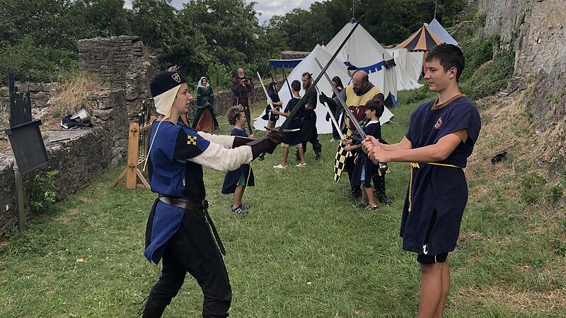 Schwertkampf mit Hieb, Stoß und Finte will in langem Training gelernt sein. Eine ausgebildete Ritterdame lehrt diese Kunst den künftigen Knappen.
