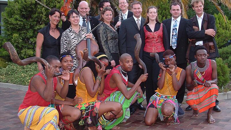 Bei der Uraufführung von „Gan Meets Ursula“, einer Auftragsarbeit für das Festival „Cape Classic 2007“, konzertierten Musiker aus Deutschland gemeinsam mit dem südafrikanischen Ensemble „Uthingo“.