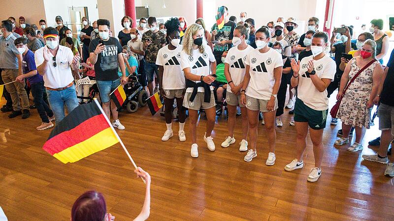 Die DFB-Spielerinnen (von links) Nicole Anyomi, Lena Lattwein, Jana Feldkamp, Chantal Hagel und Martina Tufekovic waren begeistert und gerührt von den Gremsdorfer Fans. Die DFB-Spielerinnen (von links) Nicole Anyomi, Lena Lattwein, Jana Feldkamp, Chantal Hagel und Martina Tufekovic waren begeistert und gerührt von den Gremsdorfer Fans.