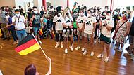 Die DFB-Spielerinnen (von links) Nicole Anyomi,  Lena Lattwein,  Jana Feldkamp,  Chantal Hagel und Martina Tufekovic waren begeistert und ger&uuml;hrt von den Gremsdorfer Fans.