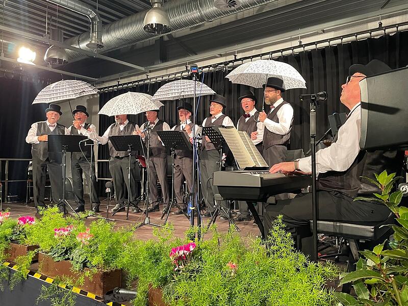 Thomas &Uuml;belacker (rechts), leitet das Hans Kobl-Oktett aus Regensburg. Mit Schlagern der Comedian Harmonists bereicherte es den Konzertabend.Forchheim & Fr&auml;nkische Schweiz