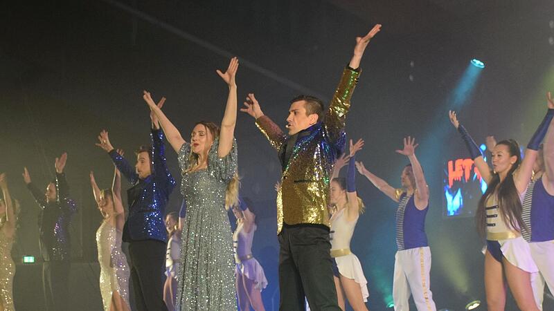 &bdquo;Let&rsquo;s do the time warp again&ldquo; aus &bdquo;The Rocky Horror Picture Show&ldquo; regte das Publikum zum Mitmachen an.