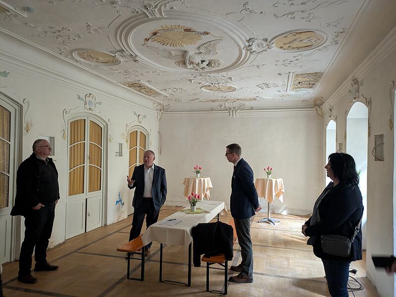 Jugendhaus Münnerstadt der Augustiner wird betreutes Wohnen der Carl von Heß SozialstiftungSanierung Münnerstädter Jugendhaus (Stand März) Der "Stuckraum" war früher ein Gartenpavillon und wurde dann eingebaut. Er soll zum Aufenthaltsraum werden.