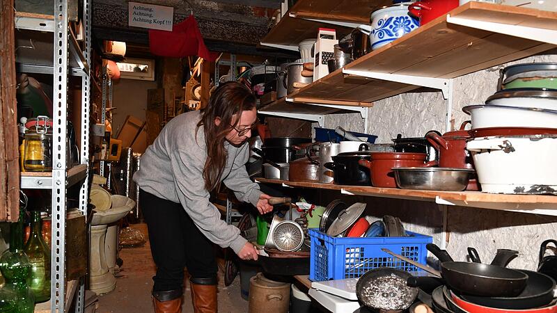 Requisiten ohne Ende im Keller des  Theaters Schloss Maßbach.