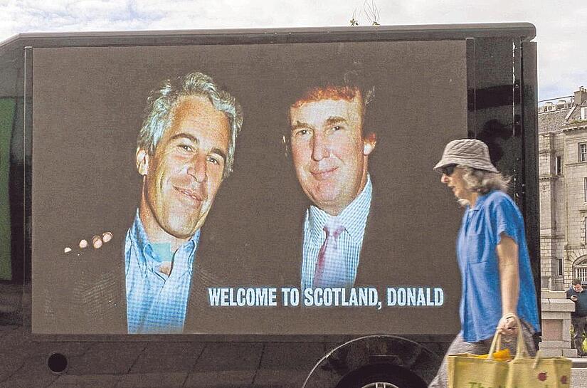 Prominente Namen aus Politik, Wirtschaft und K&ouml;nigsh&auml;usern &ndash; der Skandal um den Straft&auml;ter Jeffrey Epstein zieht immer weitere Kreise. Im Bild: Ein Protest-Plakat in Schottland.