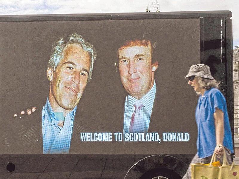 Prominente Namen aus Politik, Wirtschaft und K&ouml;nigsh&auml;usern &ndash; der Skandal um den Straft&auml;ter Jeffrey Epstein zieht immer weitere Kreise. Im Bild: Ein Protest-Plakat in Schottland.