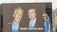 Prominente Namen aus Politik, Wirtschaft und K&ouml;nigsh&auml;usern &ndash; der Skandal um den Straft&auml;ter Jeffrey Epstein zieht immer weitere Kreise. Im Bild: Ein Protest-Plakat in Schottland.
