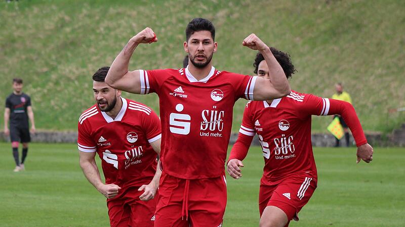 So jubelte Sertan Sener (m.) nach seinem 1:0 in Fuchsstadt. Sein Fallr&uuml;ckzieher wurde nun zum &bdquo;Bayern-Treffer des Monats&ldquo; gew&auml;hlt.