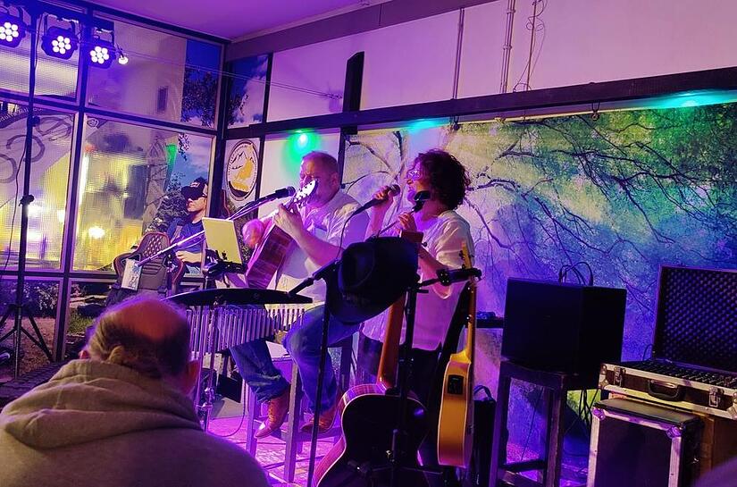 „Wulli & Sonja“ sorgten für die musikalische Untermalung der Eröffnung des „IMpunkt“ in Muggendorf.Forchheim & Fränkische Schweiz „Wulli & Sonja“ sorgten für die musikalische Untermalung der Eröffnung des „IMpunkt“ in Muggendorf.Forchheim & Fränkische Schweiz