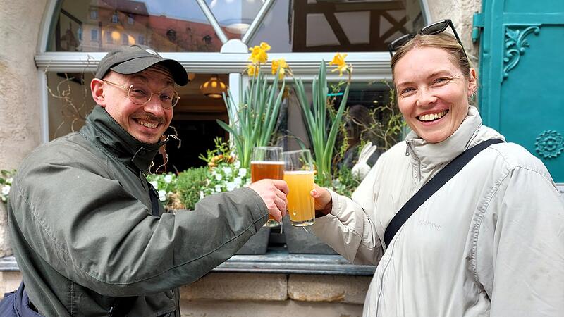 Trotz des gestiegenen Preises schmeckt Jonas Jackl und Katharina Dietrich das Stehbier bei der Brauerei Schlenkerla.