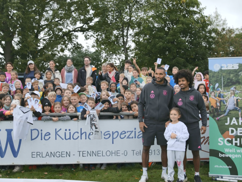 Nationalspieler Jonathan Tah und Karim Adeyemi besuchten im Rahmen des Sepp-Herberger-Tages Grundschüler beim FC Herzogenaurach.