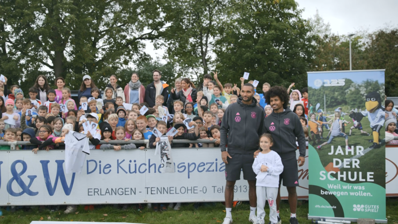 Nationalspieler Jonathan Tah und Karim Adeyemi besuchten im Rahmen des Sepp-Herberger-Tages Grundschüler beim FC Herzogenaurach.