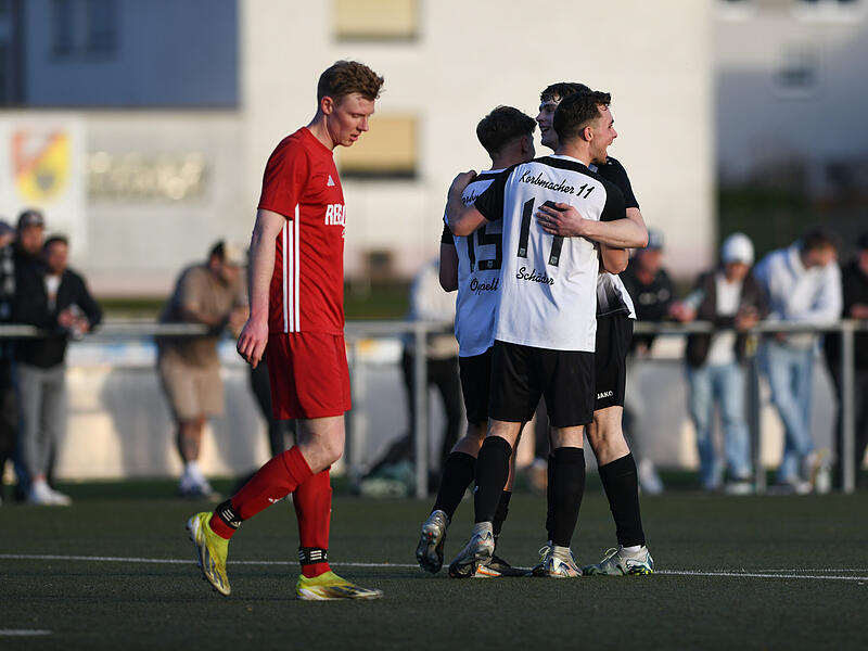Während die Sander das 6:0 feiern, lassen die Knetzgauer um Michael Mühlfelder (vorne) die Köpfe hängen. Während die Sander das 6:0 feiern, lassen die Knetzgauer um Michael Mühlfelder (vorne) die Köpfe hängen.