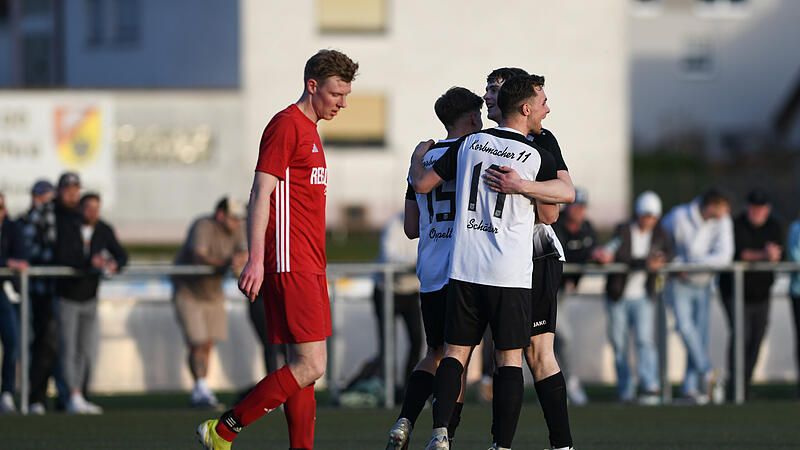 W&auml;hrend die Sander das 6:0 feiern, lassen die Knetzgauer um Michael M&uuml;hlfelder (vorne) die K&ouml;pfe h&auml;ngen.