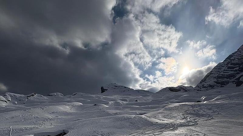 Skitourengeher &uuml;bersteht 25-Meter-Sturz in eine Doline