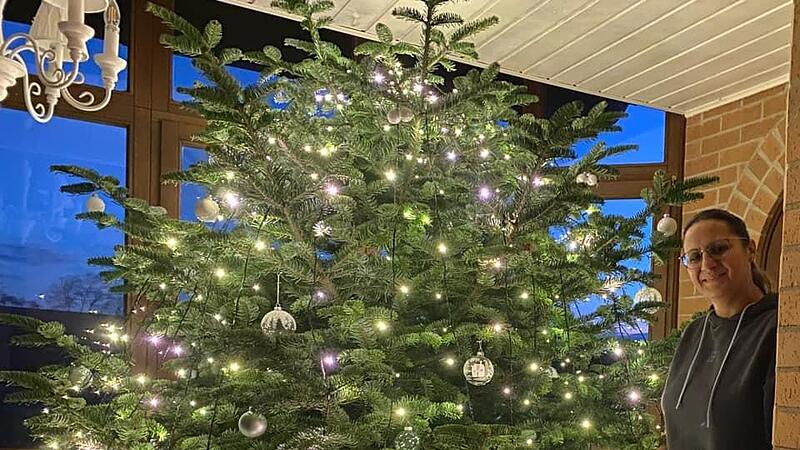 Shaki Mikuta ist stolz auf ihren diesjährigen Christbaum.Forchheim & Fränkische Schweiz