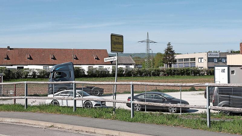 In der Bahnhofstra&szlig;e in Eggolsheim auf dem unbebauten Grundst&uuml;ck hinter den Fahrzeugen soll ein neuer Rewe-Markt entstehen.