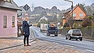 Auf der Reuther Straße in Gosberg Richtung Wiesenthau zeigt Bürgermeisterin Elisabeth Simmerlein, dass viele Lkw sich nicht an die Geschwindigkeit von 30 km/h halten. Auf der Reuther Straße in Gosberg Richtung Wiesenthau zeigt Bürgermeisterin Elisabeth Simmerlein, dass viele Lkw sich nicht an die Geschwindigkeit von 30 km/h halten.