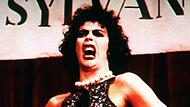 In der Verfilmung spielte Tim Curry die Hauptrolle des  Frank N. Furter. Wichtig: Der Filmtitel enthält noch das Wörtchen „Picture“ zwischen „Rocky Horror“ und „Show“.