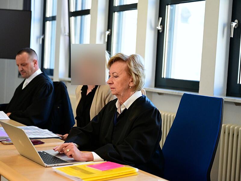 Die Angeklagte mit ihren beiden Strafverteidigern Michael M&auml;urer aus Gotha und Maria Tarka-Talaska aus N&uuml;rnberg