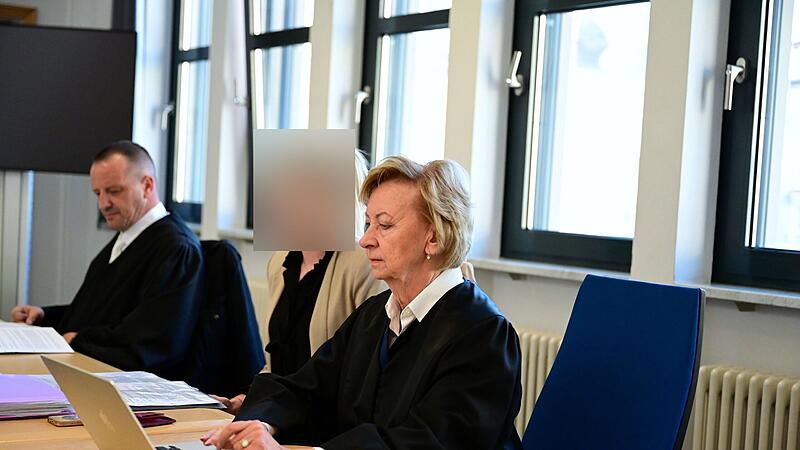 Die Angeklagte mit ihren beiden Strafverteidigern Michael M&auml;urer aus Gotha und Maria Tarka-Talaska aus N&uuml;rnberg