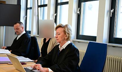 Die Angeklagte mit ihren beiden Strafverteidigern Michael M&auml;urer aus Gotha und Maria Tarka-Talaska aus N&uuml;rnberg