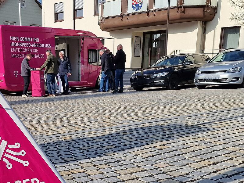 Mit einem Infomobil auf dem Marktplatz warb die Telekom 2024 für den Glasfaserausbau in Burkardroth. Nach mehreren Verschiebungen sollen die Arbeiten nun im Jahr 2027 beginnen. Mit einem Infomobil auf dem Marktplatz warb die Telekom 2024 für den Glasfaserausbau in Burkardroth. Nach mehreren Verschiebungen sollen die Arbeiten nun im Jahr 2027 beginnen.
