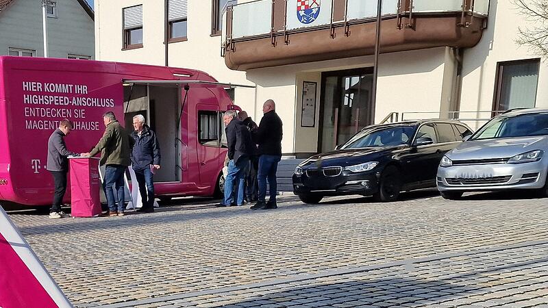 Mit einem Infomobil auf dem Marktplatz warb die Telekom 2024 f&uuml;r den Glasfaserausbau in Burkardroth. Nach mehreren Verschiebungen sollen die Arbeiten nun im Jahr 2027 beginnen.