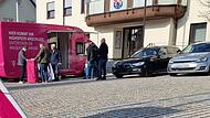 Mit einem Infomobil auf dem Marktplatz warb die Telekom 2024 f&uuml;r den Glasfaserausbau in Burkardroth. Nach mehreren Verschiebungen sollen die Arbeiten nun im Jahr 2027 beginnen.