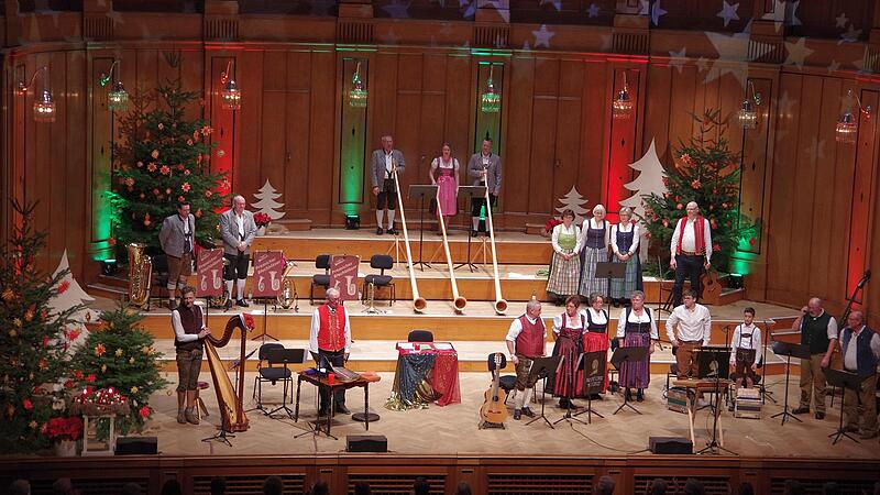 Weihnachtliche Stimmung im Regentenbau: Gabriela Kranz hatte ein sehr unterhaltsames Programm zusammengestellt.