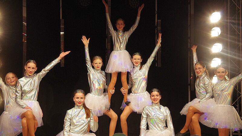 Die „Teen Dancers“ präsentierten sich als galaktische Wesen „völlig losgelöst von der Erden“ und wirbelten fast schwerelos über die Bühne.