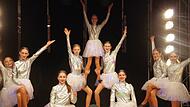 Die „Teen Dancers“ präsentierten sich als galaktische Wesen „völlig losgelöst von der Erden“ und wirbelten fast schwerelos über die Bühne.